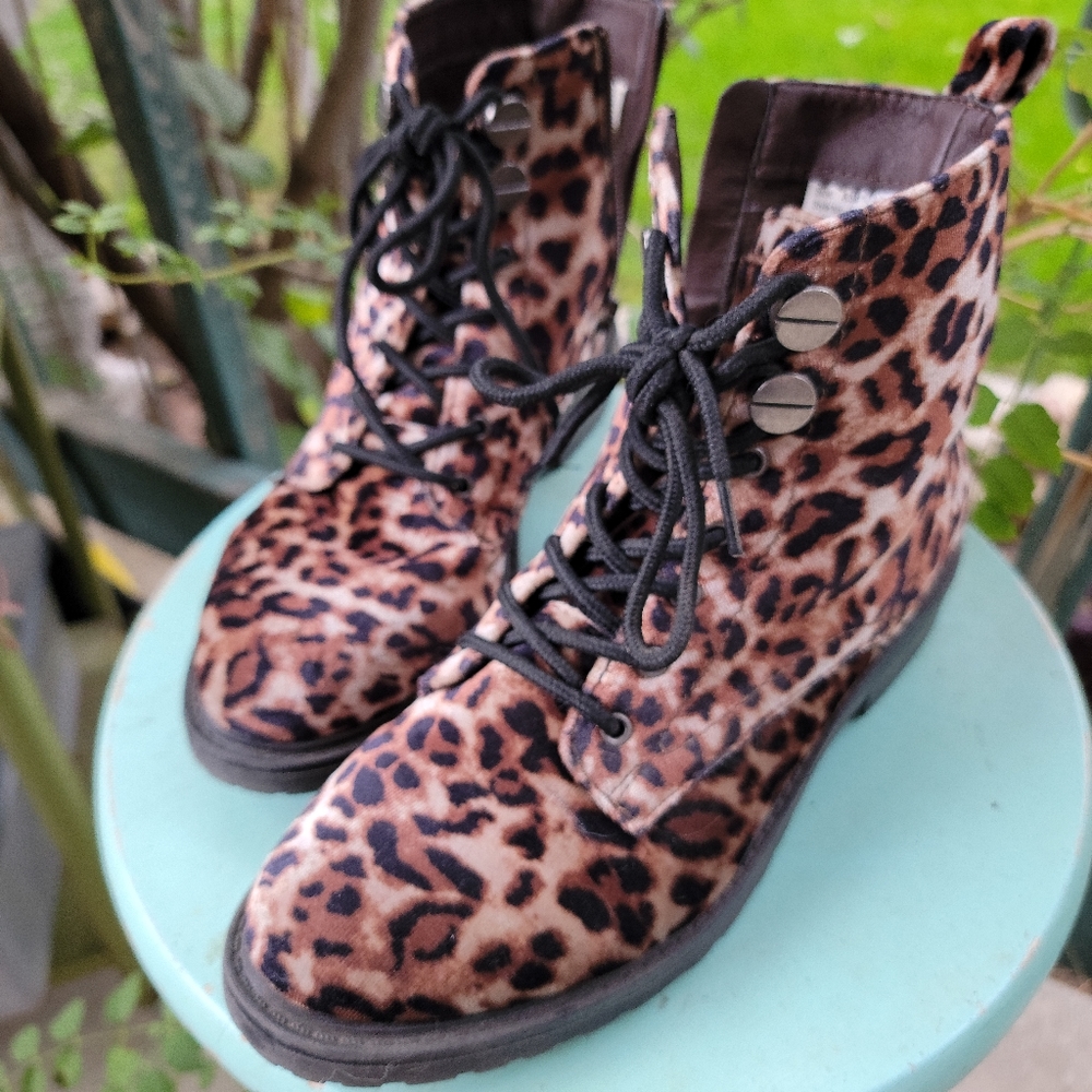 Velvet cheeta combat lace up ankle boots 8.5